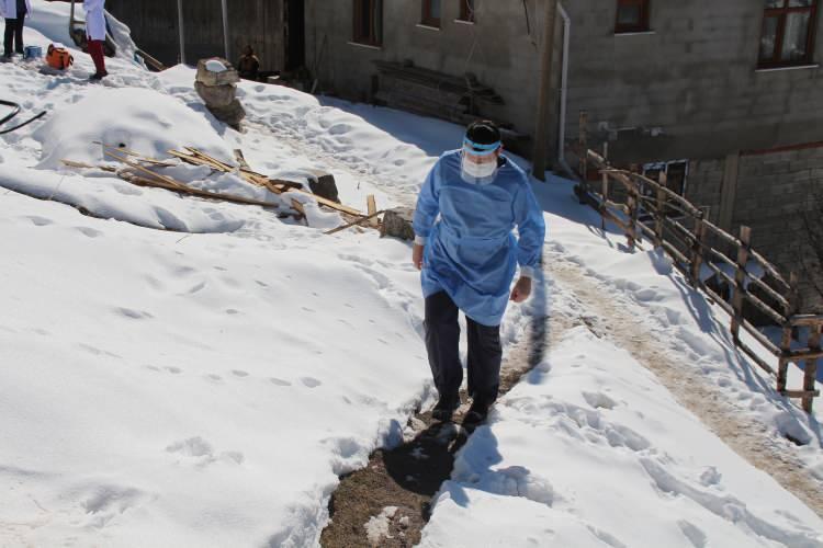 <p>Ömer Havuz ise, “Sağlıkçılar bizim için geliyorlar, bu karda kıyamette eziyet çekiyorlar, biz de tabii ki aşımız olduk.</p>