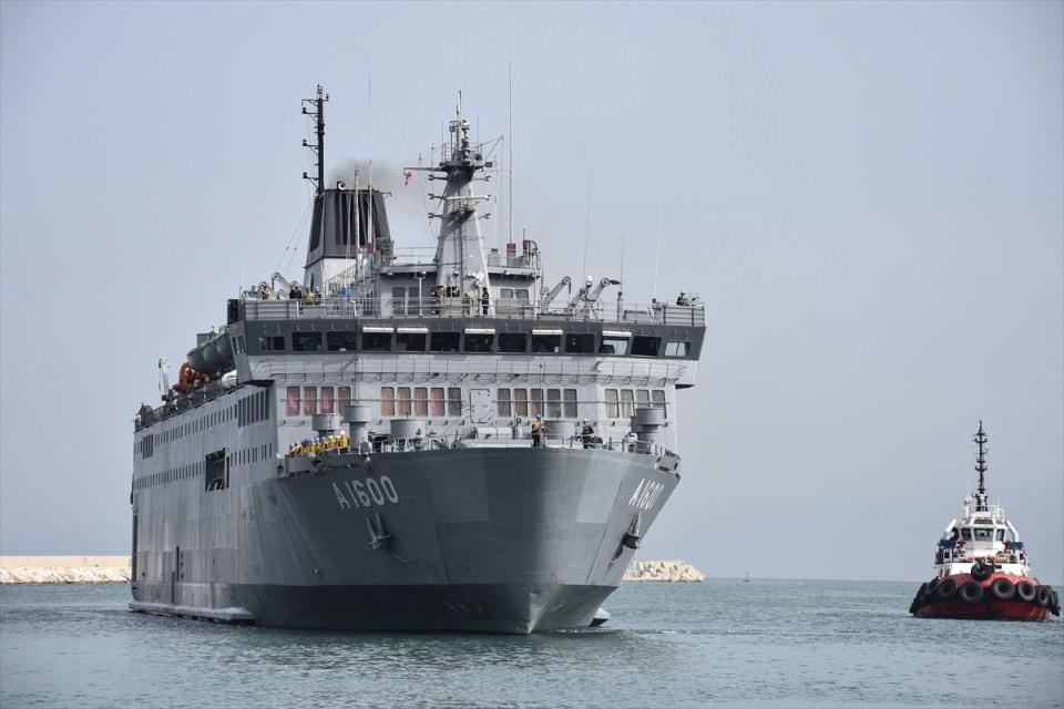 <p>Yaklaşık 600 ton kapasiteli askeri yük gemisinin taşıdığı 260 tonu aşkın kuru gıda ve temizlik ürünleri, gemi içinde düzenlenen törenle Lübnan ordusu yetkilisi Tuğgeneral Yusuf tarafından teslim alındı.</p>

<p> </p>
