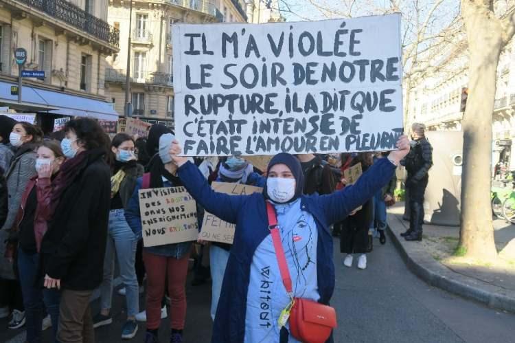 <p>Feminist muhalif Anna Toumazou tarafından sosyal medyada başlatılan kampanyaya çok sayıda öğrenci destek vermişti. Öğrencilerin yaşadıkları cinsel taciz olaylarını kamuoyu ile paylaşması üzerine Paris, Strasbourg, Toulouse, Lyon, Tours ve Bordeaux kentlerindeki okullara yönelik soruşturma başlatıldığı açıklanmıştı. Okulların yönetim kurulları ve İçişleri Bakanlığı’nın işi ağırdan aldığını iddia eden öğrenciler, Fransa Cumhurbaşkanı Emmanuel Macron ve İçişleri Bakanı Gerald Darmanin’in istifasını istedi.</p>
