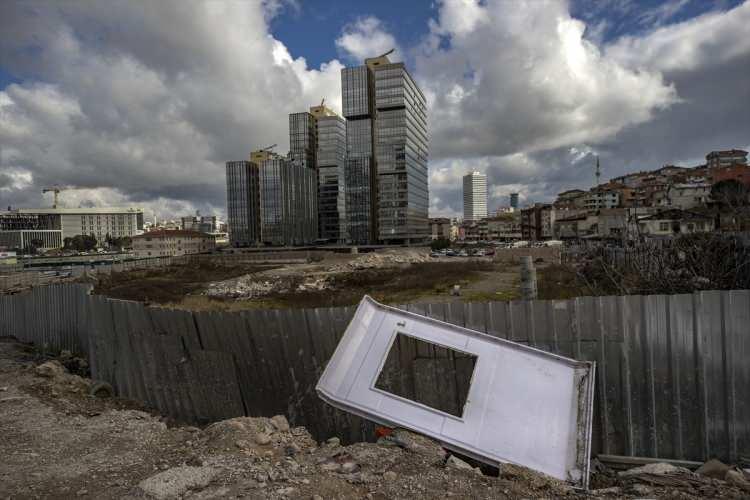 <p>Köse, İstanbul'da 8 yılda yaklaşık 74 bin binada riskli yapı tespiti yapıldığını, bu binaların yıkım sürecinin tamamlandığını, bu sayede yaklaşık 1,5 milyon nüfusun can ve mal güvenliğinin sağlanmış olduğunu aktardı.</p>
<p> </p>