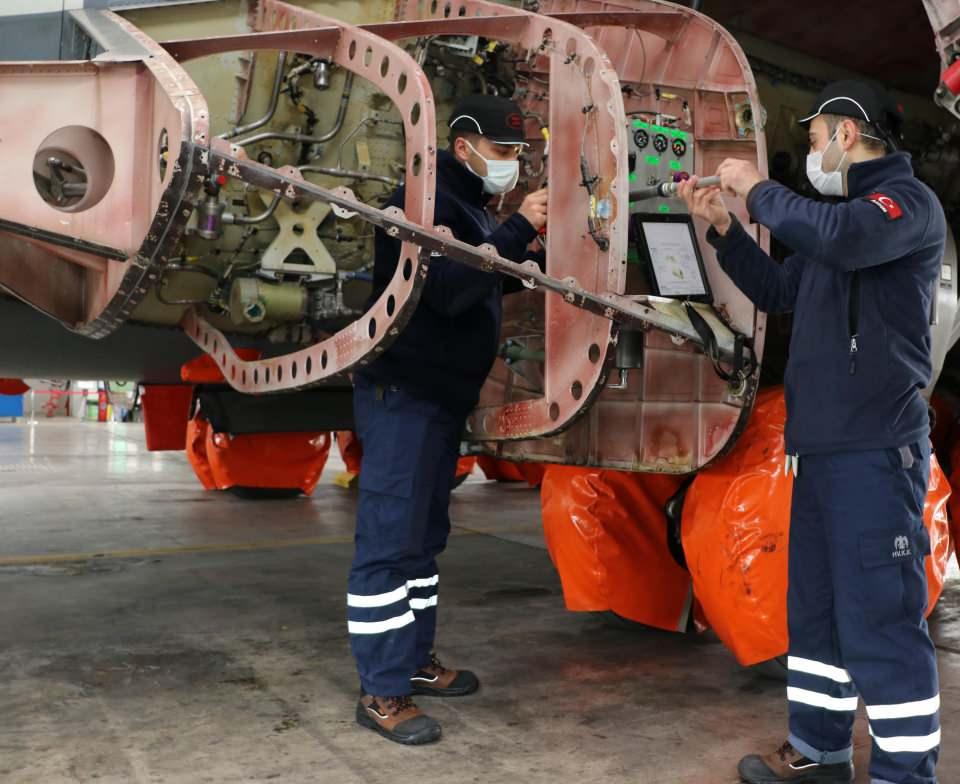 <p>Burada uçaklara işlemleri Kayseri 2'nci Hava Bakım Fabrika Müdürlüğü tarafından uygulanıyor. Askeri havacılık katma değeri oldukça yüksek bir sektör. Biz de bu sektörün içerisindeyiz. Dolayısı ile bu retrofit faaliyeti ülkeye önemli bir döviz kaynağı sağlayacaktır. </p>
