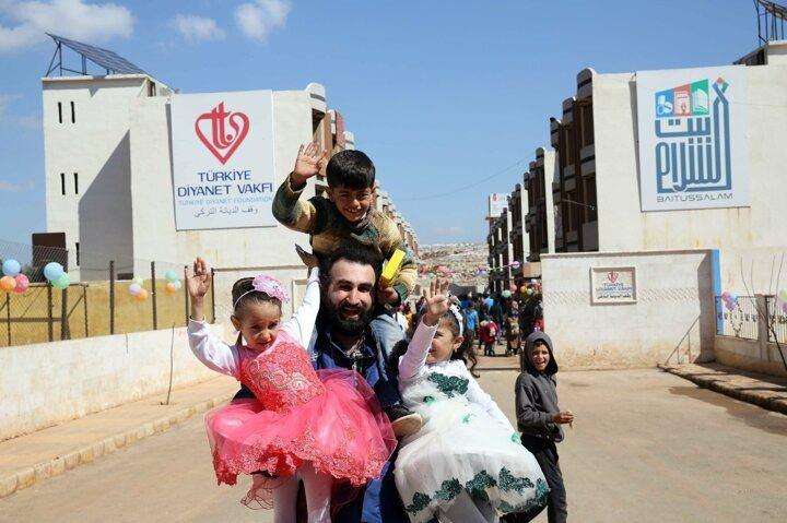 <p>Türkiye ve Türk milletinin mazlum topraklardaki varlığının onlar için umut olduğunu ifade eden Al, “Savaş mağduru kardeşlerimiz için umut ve ümidin git gide tükendiği noktada Türkiye ve Türk milleti buradaki varlığıyla ümitleri yeniden yeşertti. Allah devletimize zeval vermesin. İnşallah Türk devleti var olsun. Bağışçılarımızdan Allah razı olsun kardeşlerimizin, geleceği güzel yavrularımızın gönlünü fethetti” diye konuştu.</p>
