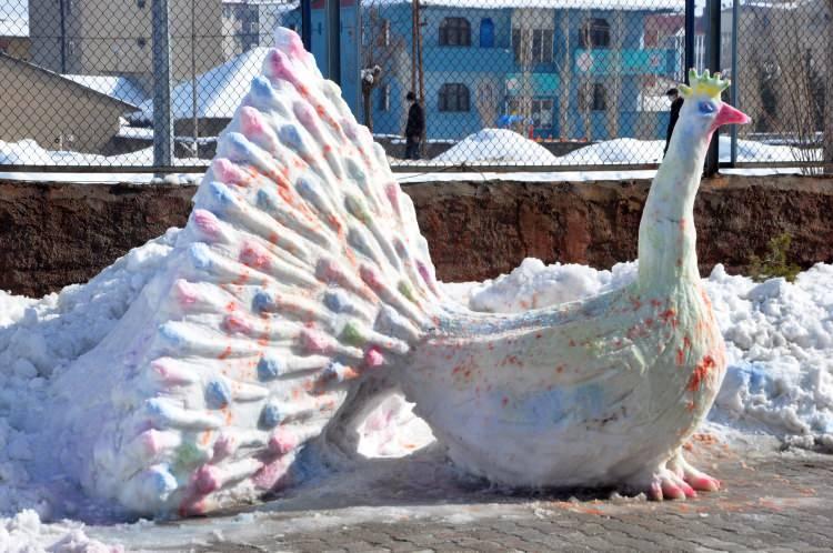<p>Hakkari’nin Yüksekova ilçesinde kar yağışını fırsata çeviren bazı vatandaşlar, kardan ‘tavus kuşu’ yaptılar.</p>
