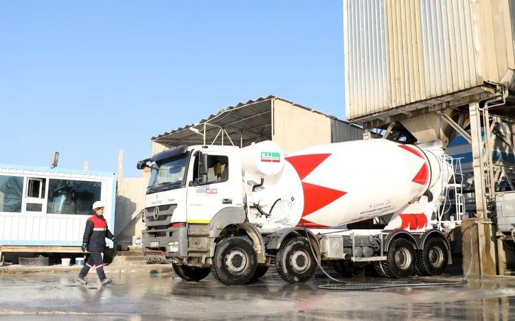 <p>Bunun ardından iş aramaya başlayan Yaruk, kadın olduğu için ağır vasıta şoförlüğüne firmalar tarafından kabul edemedi. Hayalinden yine de vazgeçmeyen Yaruk, 6 yıl önce Bursa’daki bir hazır beton firmasında iş buldu. </p>