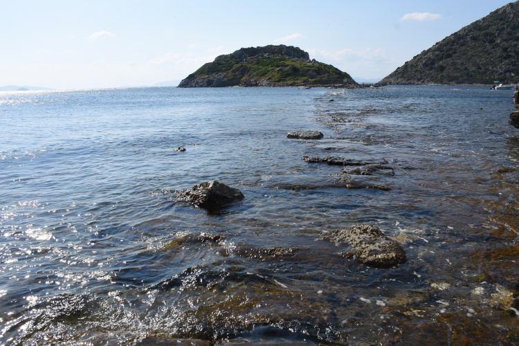 <p>Tavşan Adası'na çıkmak yasak ama yakınına kadar yürünüyor. Yazın ilgi odağı oluyor" ifadelerini kullandı.</p>
<p> </p>