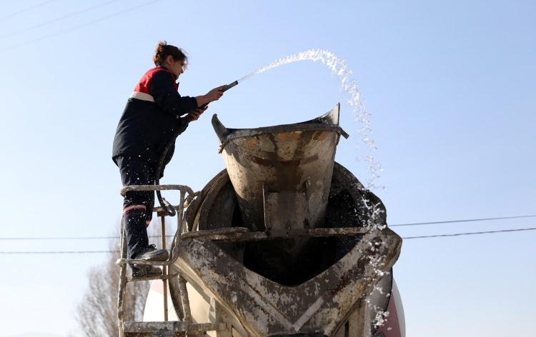 <p><strong>'BİRÇOK FİRMA BENİ KABUL ETMEDİ'</strong></p>
<p>Küçük yaşlardan beri beton mikseri kullanmak istediğini belirten Sevda Yaruk, “Babam da bu işi yapıyor. Bu mesleğe olan aşkım da babama olan aşkımla aynı. </p>