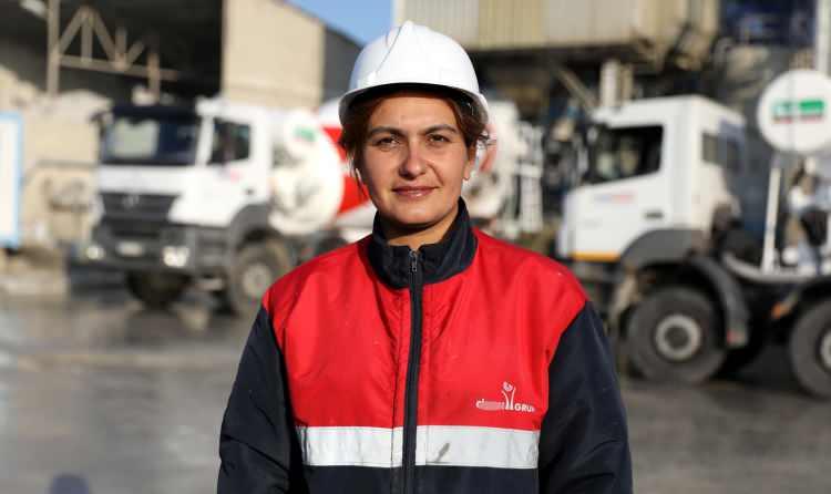 <p>İş başvurusu ilk başta firma yetkililerince şaşkınlıkla karşılansa da Sevda Yaruk, iş veren tarafından uygulanan beton mikseri şoförlük testini geçti. </p>