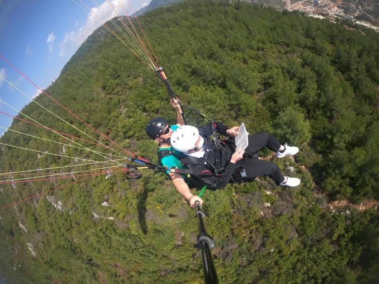<p>Alanya&rsquo;nın Mahmutlar Ş&uuml;kr&uuml; Kaptanoğlu Anadolu Lisesi&rsquo;nde eğitim g&ouml;ren &ouml;ğrenciler farklı bir etkinliğe imza attı. Kitap okumaya dikkat &ccedil;ekmek i&ccedil;in &lsquo;Paraş&uuml;tte kitap okuma&rsquo; adlı etkinliği ger&ccedil;ekleştiren &ouml;ğrencilere Antalya İl Milli Eğitim M&uuml;d&uuml;r&uuml; H&uuml;seyin Er ve &ccedil;ok sayıda &ouml;ğretmen de eşlik etti. Eline kitaplarını alan &ouml;ğrenciler ve &ouml;ğretmenler, pilot eşliğinde denize yaklaşık 800 metre y&uuml;kseklikteki Yassı Tepe&rsquo;den yama&ccedil; paraş&uuml;t&uuml;yle havalandı. Paraş&uuml;tler Alanya semalarında s&uuml;z&uuml;l&uuml;rken kitap okumanın keyfi yaşandı. &Ouml;ğrenciler ve &ouml;ğretmenlerin dakikalarca g&ouml;ky&uuml;z&uuml;nde kalarak paraş&uuml;tteki kitap okuduğu anlar kameraya yansıdı.<br />
&nbsp;</p>
