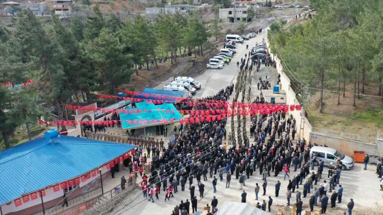 <p>Sabah saatlerinde Kahramanmaraş Necip fazıl Şehir Hastanesi'nin morgundan alınan şehit Mehmet Demir'in cenazesi, ilk olarak Hartlap Mahallesi'ndeki baba ocağına getirildi.</p>
