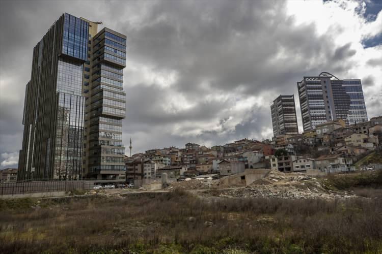 <p>Beykoz'da, Ümraniye'de, Güngören'de ve Zeytinburnu ve Kağıthane'de kentsel dönüşüm çalışmalarının devam ettiğini anlatan Çevre ve Şehircilik Bakanlığı Altyapı ve Kentsel Dönüşüm Hizmetleri Genel Müdür Yardımcısı Sezayi Köse, "Bağcılar'da şu an 1500 civarı konut üretimine ilişkin 3 farklı bölgede görüşmeler ve inşaatı devam eden bölgeler var. </p>
