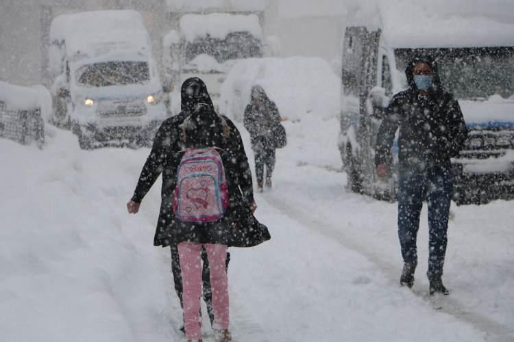 <p>Hakkari'nin Yüksekova ilçesinde etkili olan yoğun kar yağışı nedeniyle 62 köy ile 115 mezranın yolu ulaşıma kapandı. İlçe merkezindeki kar kalınlığı yarım metreye ulaştı.</p>

<p> </p>
