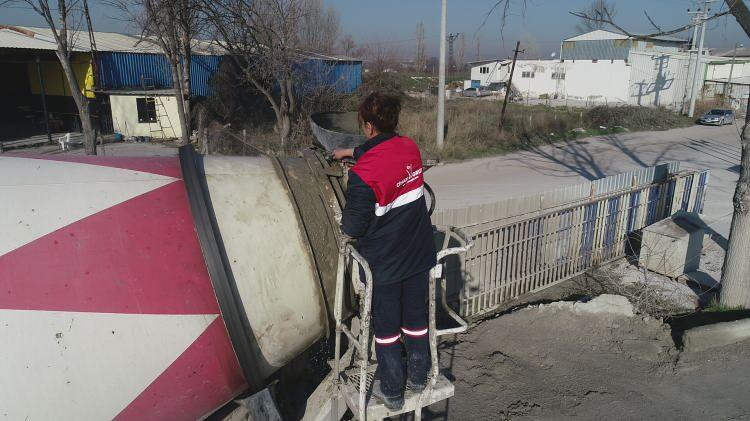 <p>Maalesef her inşaatımız düz alanda olmuyor. Rampa çıktığımız oluyor. Kötü zeminlerde çalıştığımız oluyor. Arabalarımız iyi olduğu müddetçe sıkıntı çekmiyorum. Şoför Nebahat diyen oldu. ‘Taşıyıcı’ diyenler oldu. Değişik isimle hitap edenler oldu” diye konuştu.</p>
<p> </p>