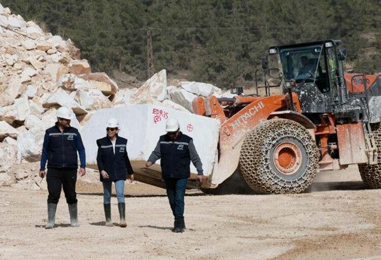 <p><strong>Fuarda taziyeleri de kabul etti, iş görüşmeleri yaptı </strong><br />
<br />
İşe başladıktan 1 ay sonra Türkiye'nin en büyük doğal taş fuarı olan İzmir Uluslararası Doğaltaş ve Teknolojileri Fuarı-MARBLE'a katıldıklarına işaret eden Özmen, burada başından geçenleri ise şöyle anlattı:</p>