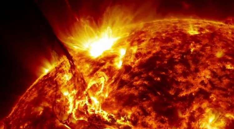 Dünya'nın elektronik alt yapısını tehdit eden Güneş patlamalarının kaynağını ilk kez belirledi