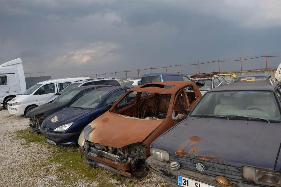 <p>Otoparkımızın yüzde 80'ini borçlu olan araçlar oluşturuyor. Sınır ili olmamız hasebiyle yabancı plakalı araçlar da bulunmaktadır. Bu araçlar tasfiye edilememektedir. Şahıslar Suriye uyruklu ve onlara ulaştığımızda araçlarını teslim alamayacaklarını söylüyorlar. </p>
