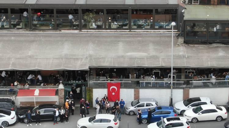 <p>İstanbul'da kısıtlamasız ilk cumartesi gününde İstanbul Boğazı'nın sahil şeridinde trafik kilitlendi.</p>

<p> </p>
