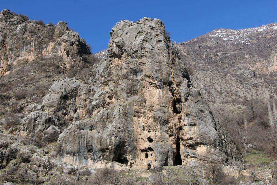 <p>Hilal Belediye Başkanı Cafer Benek, bu tarihi köyün isminin hem Türkçe hem de Kürtçe Hilal olduğunu söyledi. Benek, "Bin 226 yıllık bir geçmişe sahiptir bu uzun zaman diliminde geçmişten günümüze farklı dinden farklı kültürlerden farklı milletler yaşamış ve farklı dinlerden farklı milletlerden farklı kültürlerden yapılar izler günümüze kadar ulaşmıştır. Günümüze ulaşan yapılar bizlerin gücü yettiği kadar korumasıyla restore edilmesiyle gelmiştir. Bu konuda Kültür ve Turizm Bakanlığımızdan desteklerini bekliyoruz.</p>