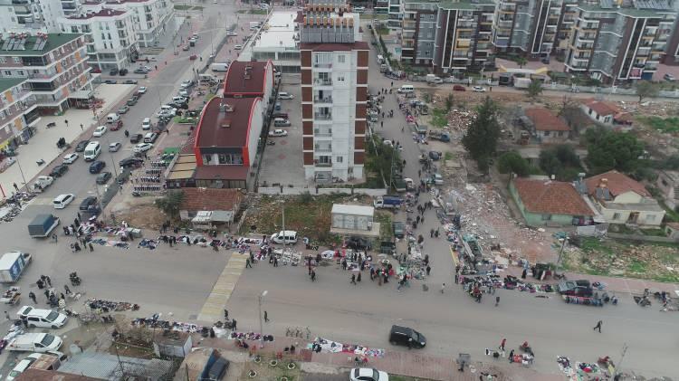 <p>Korona virüs tedbirlerinden sosyal mesafe ve maske kurallarının ihlal edildiği pazarda, yoğunluk geç saatler kadar devam ediyor. </p>