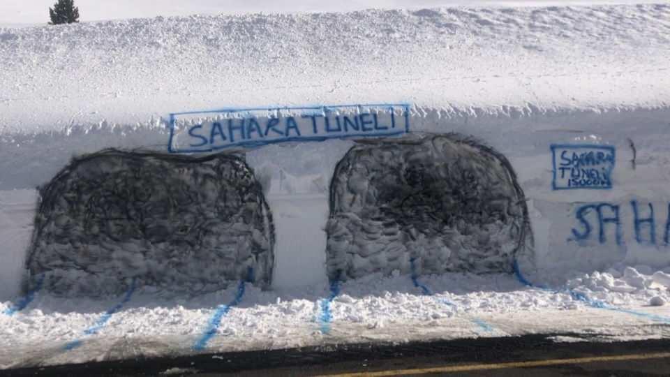 <p>İl&ccedil;edeki 2 bin 670 rakımlı Sahara Dağı'nda &ouml;zellikle kış aylarında ulaşım g&uuml;&ccedil;l&uuml;kle sağlanıyor. S&uuml;r&uuml;c&uuml;ler daha g&uuml;venli seyahat i&ccedil;in b&ouml;lgeye t&uuml;nel istiyor. Minib&uuml;s şof&ouml;rleri, 4 metreyi bulan kardan t&uuml;nel yaparak &uuml;zerine &lsquo;Sahara T&uuml;neli&rsquo; yazdı, t&uuml;nel isteklerini dile getirdi.&nbsp;</p>

<p>&nbsp;</p>
