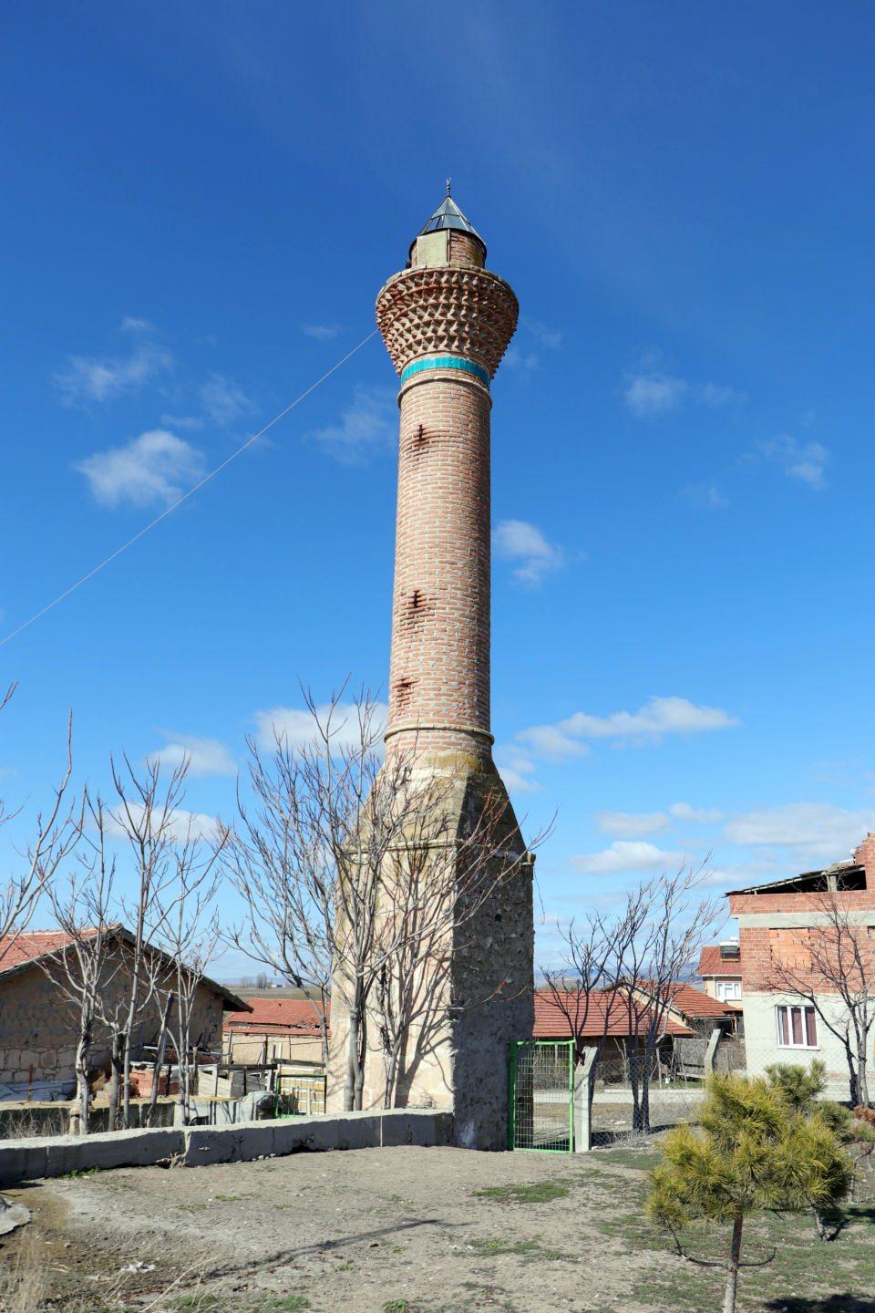<p>Mahalle sakini Ethim Aktepe, halk arasında 'kırık minare' olarak bilinen minarenin camisinin Yunan askerleri tarafından yakıldığını, minarenin en üst kısmının ise aynı dönemde top atışı ile zarar gördüğünü söyledi. </p>
