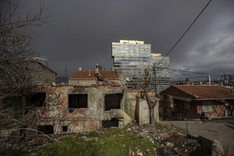 <p>Köse, bölgede gelinen noktada yapılamayan, yarım kalan yapı ve adaların oluştuğunu, Çevre ve Şehircilik Bakanı Murat Kurum'un talimatlarıyla konuya ilişkin çalışma başlattıklarını söyledi.</p>
<p> </p>