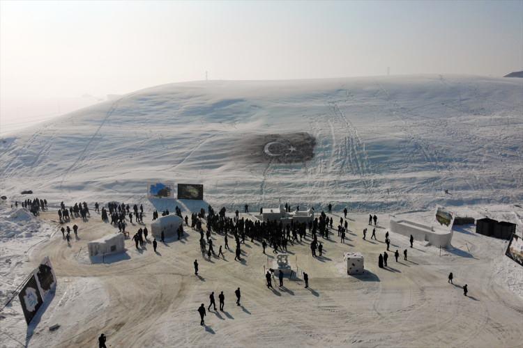 <p>K&uuml;lt&uuml;r ve Turizm Bakanlığının katkılarıyla Ağrı Belediyesi koordinesinde, Valilik, Ağrı Kalkınma ve Eğitim K&uuml;lt&uuml;r Vakfı, Ağrı İbrahim &Ccedil;e&ccedil;en &Uuml;niversitesi (Aİ&Ccedil;&Uuml;) ve İbrahim &Ccedil;e&ccedil;en Vakfı iş birliğiyle d&uuml;zenlenen festival kapsamında, K&uuml;pkıran Kayak Merkezi yakınlarında &ouml;ğretim &uuml;yelerince 3 g&uuml;nl&uuml;k &ccedil;alışmayla kardan heykeller ile karda boyalarla T&uuml;rk bayrağı yapıldı.</p>
