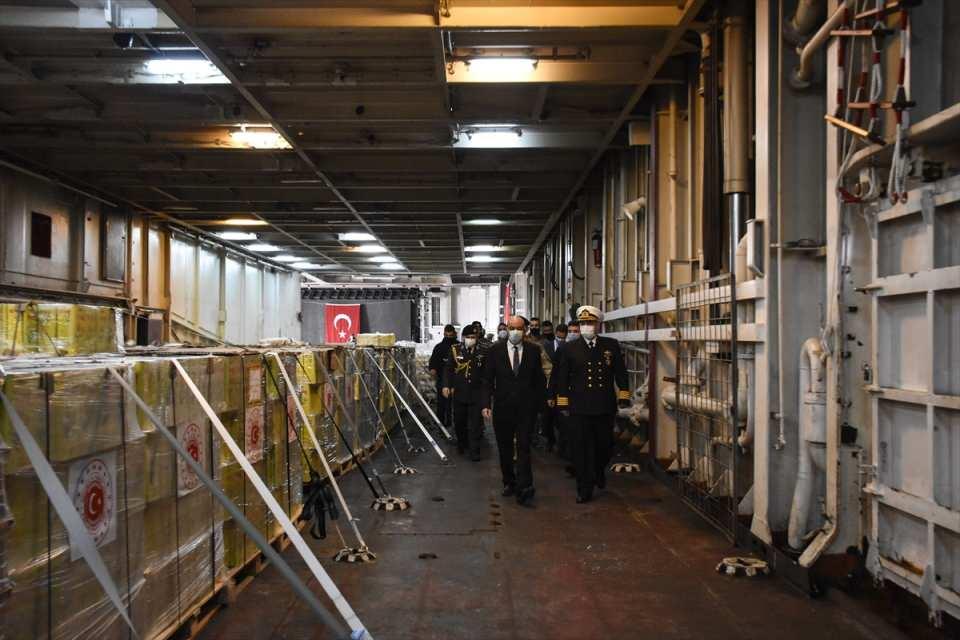 <p>Yaklaşık 600 ton yük kapasiteli askeri yük gemisinin Lübnan'a yüzlerce ton gıdayı ulaştırmasının sevincini yaşadıklarını dile getiren Çakıl, yeni tip koronavirüs (Kovid-19) önlemleri nedeniyle az sayıdaki yetkililerin katıldığı törenle yardımları teslim ettiklerini kaydetti.</p>
<p> </p>