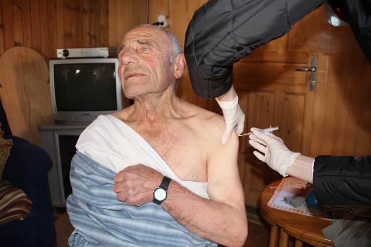 <p><strong>'HER GÜNE YENİDEN BAŞLIYORUZ'</strong></p>
<p>Hemşire Asiye Bilgili de köylere çıkıldığında karşılaşılan zorluklar dolayısıyla aşı uygulamalarının planlandığı gibi gitmediğini belirterek, “Doğa şartları çok zor. Şu an yüksek yerleşim yerlerinde kar var. Karla kaplı patika yollardan evlere ulaşmamız gerekiyor. </p>