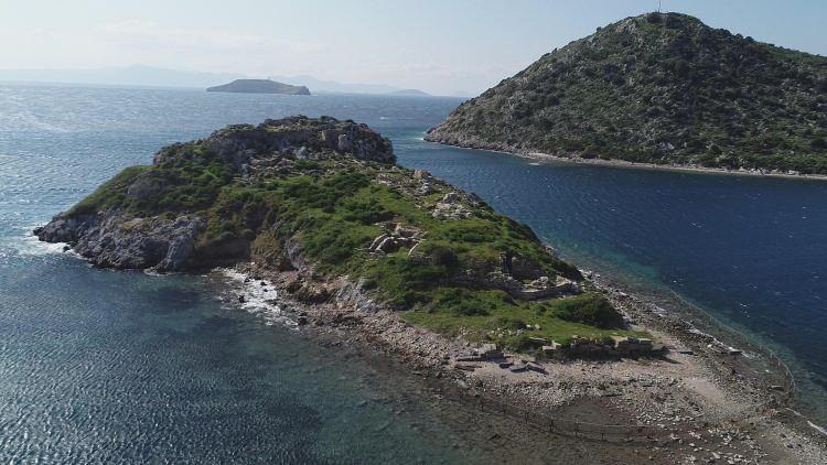 <p>Çok sayıda vatandaş Tavşan Adası'na giden kral yolunu görmek için Gümüşlük Koyu'na geldi. </p>