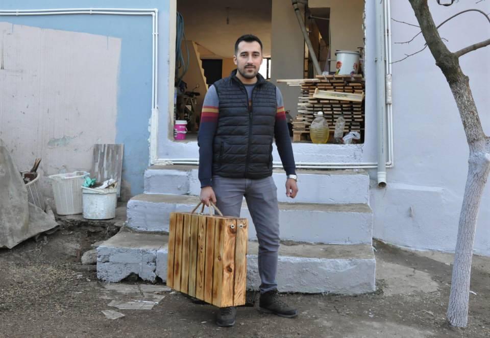 <p>Son olarak katlanabilir masa ve tabureyi, ahşap çantası ile üreten Yener, 500 liradan satışa sunduğu ürünün siparişlerine yetişemiyor.</p>

<p> </p>
