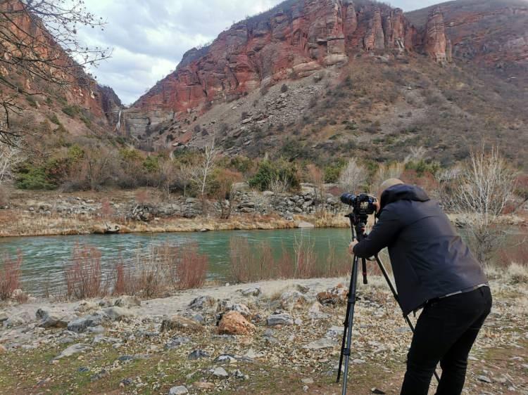 <p>Şelaleye su ihtiyaçlarını karşılamaya gelen yaban keçileri de seyrine doyumsuz bir an ortaya çıkardı. Bizler de buraya gelerek bu görsel şöleni fotoğrafladık" dedi.</p>