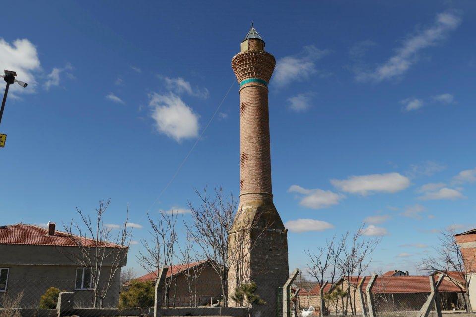 <p>Odunpazarı ilçesine bağlı kırsal Sevinç Mahallesi'nde, deve kuşu yumurtası akı kullanılarak 1884 yılında yapıldığı tahmin edilen camisiz minare, görenlerin ilgisini çekiyor. </p>
