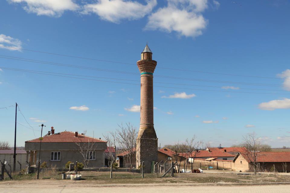 <p>Eskişehir'de Odunpazarı ilçesine bağlı Sevinç Mahallesi'nde deve kuşu yumurtası kullanılarak yapılan camisiz minare görenlerin ilgisini çekiyor. </p>
