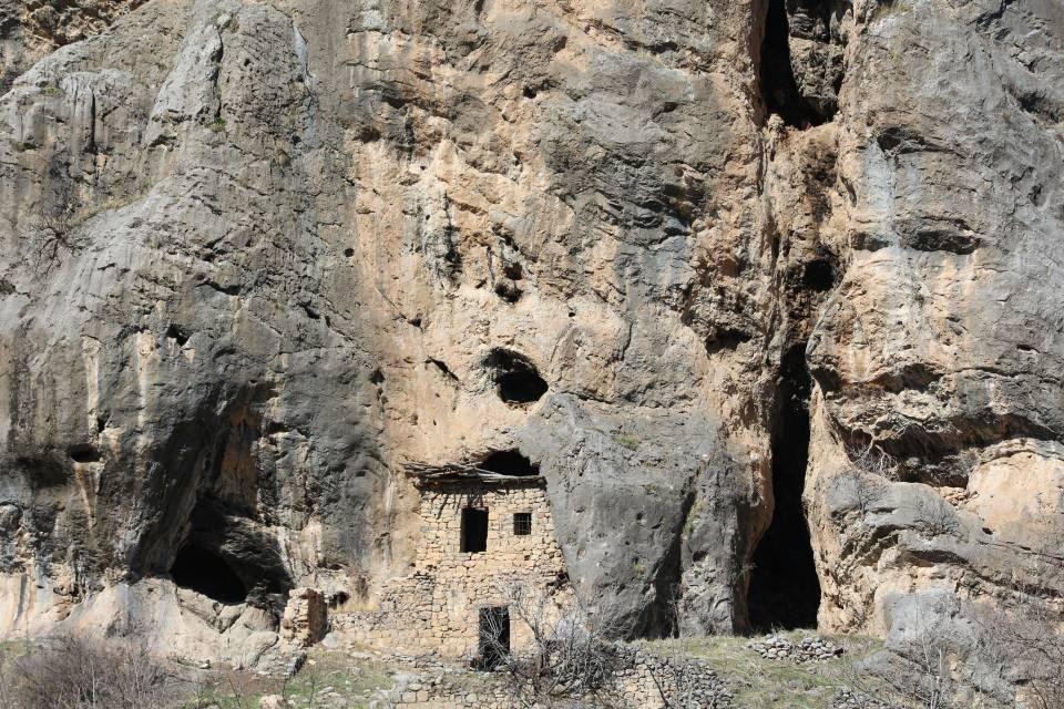 <p>Terör olaylarının yerini huzura bırakması ile birlikte Şırnak'ın Uludere ilçesine bağlı eski yerleşim alanı olan bin 226 yıllık geçmişe sahip Hilal köyündeki kayaya yapışık dubleks evler turizme kazandırılmayı bekliyor.<br />
 </p>
