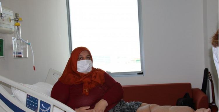 <p><strong>Bursa'da yaşayan ve fil hastalığı da denilen lenf ödem hastalığıyla 5 yıldır mücadele eden Aynur Tarhan isimli kadının ayak ve bacakları ile karnında şişlikler sonrasında ise yaralar oluşmaya başladı. 46 yaşında 160 kiloya ulaşan hasta kadın, 5 yıldır yaşadığı acının tedavisini Ankara Şehir Hastanesi'nde buldu.</strong></p>
