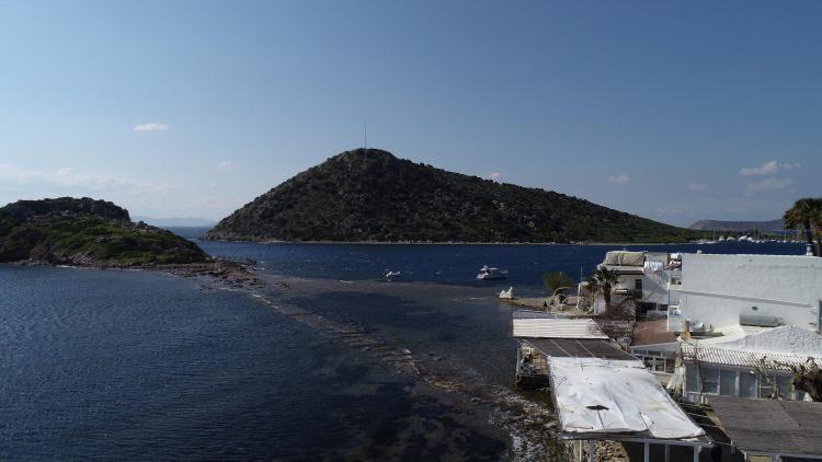 <p>Ada şu anda sit alanı olarak planlandığı için adaya çıkmak yasak ama kıyıya kadar sudan gidilebiliyor ancak kral yolu sular altında kaldığı için oradan yürümek mümkün değildi. </p>