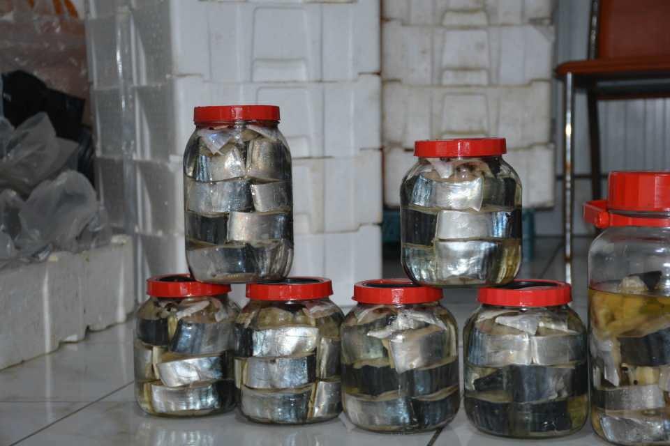 <p> 250-300 tane palamut ve torikten lakerda yapmıştık, hepsi bitti. Şu anda 7-8 tane torikten yaptığımız lakerdamız kaldı ama onlar da bitmek üzere, yok satıyoruz. Şu anda talep çok ama elimizde o kadar çok lakerda yok. Bu da ister istemez fiyatları etkiliyor. Şu anda bir kavanoz lakerda 300-350 lira civarında satılıyor” dedi.</p>