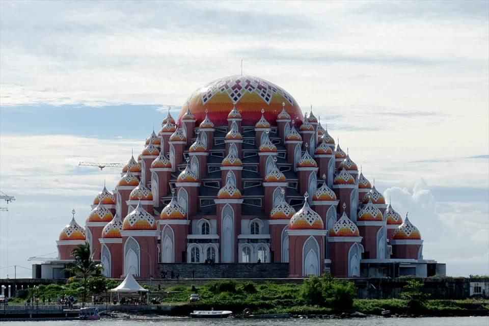 <p>Endonezya'nın Güney Sulawesi eyaletindeki Makassar kentinde inşa edilen 99 Kubbeli Cami görenlerin dikkatini çekiyor. </p>
