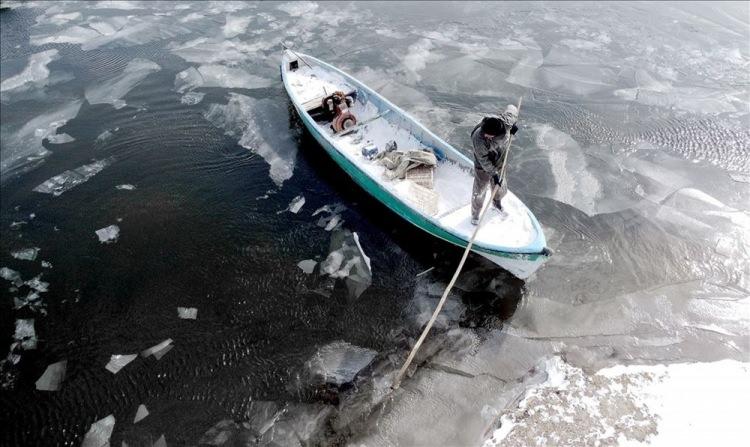 <p><strong>Geçtiğimiz hafta neler yaşandı? İşte eğlenceden spora, siyasetten sanata kadar haftaya damga vuran olaylar ve fotoğrafları...</strong></p>

<p> </p>

<p>Konya'da soğuk hava nedeniyle Beyşehir Gölü'nün kıyı kesimlerinin buz tutması, balıkçılara zor anlar yaşattı. Türkiye'nin en büyük tatlı su gölü olan Beyşehir'in, Çiftlik, Jandarma Burnu ile Aşk Adası, Çeçen Adası arasındaki kıyı kesimleriyle, İçerişehir ve Çiftlik mahallelerindeki balıkçı limanının çevresi buzla kaplandı. Sıcaklığın eksi derecelerde seyrettiği ilçede balıkçılar, kalın buz parçalarını kırarak göle açılmaya çabaladı. ( Abdullah Coşkun - Anadolu Ajansı )</p>

<p> </p>
