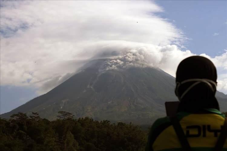 <p>Endonezya'nın Yogyakarta kentindeki Merapi Yanardağı'nda volkanik hareketliliğin arttığı bildirildi. ( Magnus Hendratmo - Anadolu Ajansı )</p>

<p> </p>
