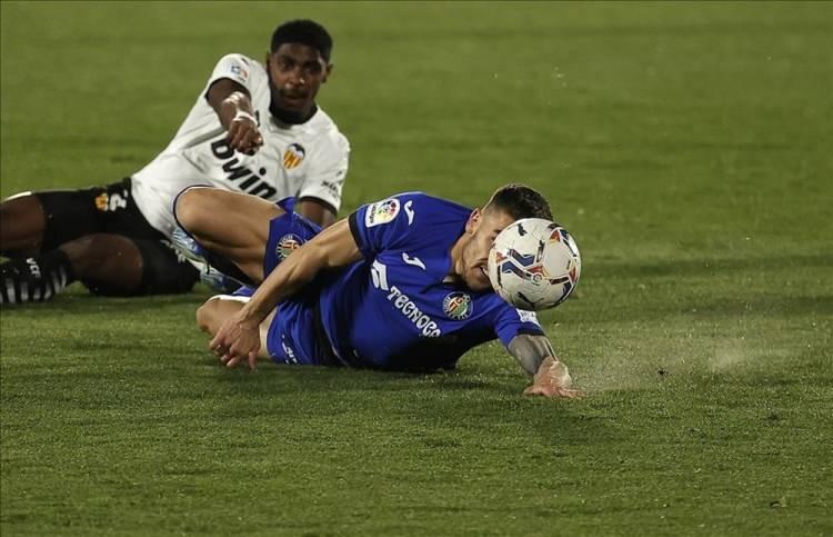 <p>İspanya Birinci Futbol Ligi (La Liga) 25. hafta maçında, Getafe ile Valencia takımları Madrid’de karşı karşıya geldi. Karşılaşmada, Getafe takımının futbolcusu Mauro Arambarri (sağda), rakibi Thierry Correia (solda) ile mücadele etti. ( Burak Akbulut - Anadolu Ajansı )</p>

<p> </p>
