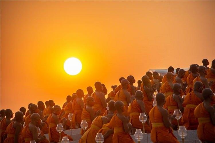 <p>Budistlerin en kutsal günlerinden biri olarak kabul edilen Makha Bucha Günü, Bangkok'taki Dhammakaya Tapınağı'nda kutlandı. Makha Bucha gününde, 1250 kişinin Buda’nın önünde spontane bir şekilde toplanması ve daha sonra Buda’nın öğrencileri olarak aydınlanmaya ulaşmaları anılıyor. Kesişler, tören boyunca dua ediyor. ( Guillaume Payen - Anadolu Ajansı )</p>

<p> </p>
