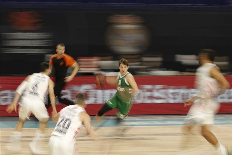 <p>Türk Hava Yolları (THY) Avrupa Ligi 26. hafta maçında, Real Madrid ile Zalgiris Kaunas basketbol takımları Madrid'de karşılaştı. Karşılaşmada, Zalgiris Kaunas takımının basketbolcusu Rokas Jokubaitis (sağ 2), rakibi Alberto Abalde Diaz (solda) ile mücadele etti. ( Burak Akbulut - Anadolu Ajansı )</p>

<p> </p>
