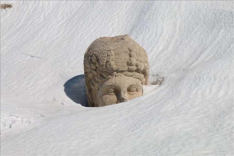 <p>Adıyaman'ın Kahta sınırları içerisine bulunan UNESCO Dünya Kültür Mirası Listesi'nde bulunan 2 bin 206 metre yükseklikteki Nemrut Dağı, kar temizleme çalışmalarının bitirilmesiyle birlikte turizm sezonunu açtı. ( İsmail Kaya - Anadolu Ajansı )</p>

<p> </p>
