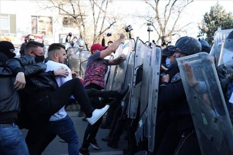 <p>Kuzey Makedonya'daki Monstrum Davası'nda açıklanan karara karşı başkent Üsküp'te protesto düzenlendi. Hükümet binasına girmeye çalışan protestoculara polisin izin vermemesiyle arbede yaşandı. ( Abdulbesar Ademi - Anadolu Ajansı )</p>

<p> </p>
