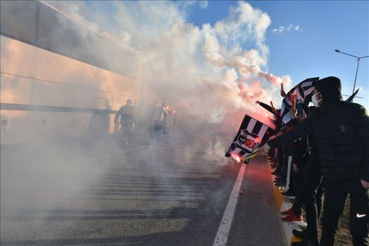 <p>Süper Lig'in 28. haftasında deplasmanda Yeni Malatyaspor ile karşılaşacak Beşiktaş Futbol Takımı, Malatya'ya geldi. Özel uçakla kente gelen siyah-beyazlılar, Malatya Havalimanı'nda bekleyen takım otobüsüne bindi. Havalimanının önünde bekleyen Başiktaş taraftarları, takım otobüsünü meşalelerle karşıladı. ( Orhan Yoldaş - Anadolu Ajansı )</p>

<p> </p>
