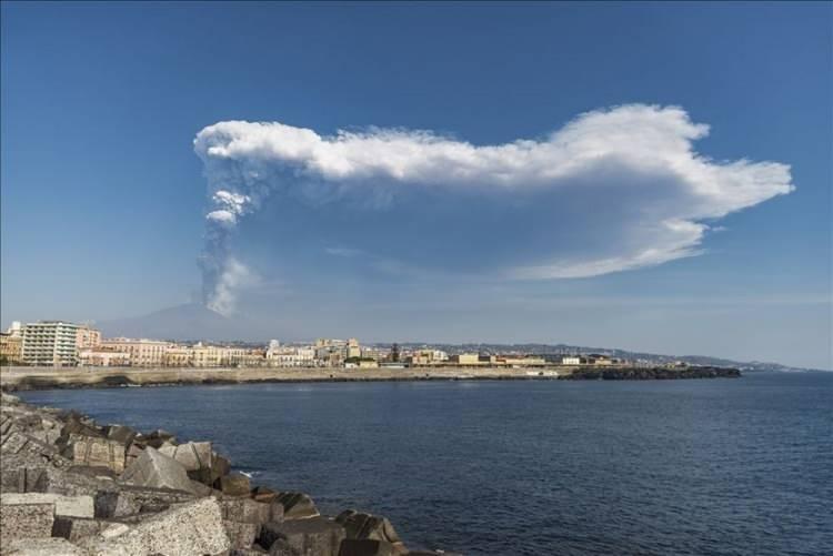 <p>İtalya'nın güneyindeki aktif yanardağlardan Etna'da sabah erken saatlerde volkanik faaliyetler meydana geldi. Sicilya Adası'nda 3 bin 326 metre yüksekliğindeki Etna Yanardağı'nın güneydoğu kraterindeki patlamalar neticesinde dağın eteklerinde 500 metreyi bulan lav akışı gözlendi. Patlamayla birlikte kilometrelerce yüksekliğe ulaşan kül ve dumanlar, Katanya kentinden böyle görüntülendi. ( Salvatore Allegra - Anadolu Ajansı )</p>

<p> </p>
