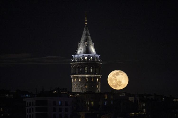 <p>İstanbul'da dolunay ve Galata Kulesi, güzel görüntü oluşturdu. ( Arif Hüdaverdi Yaman - Anadolu Ajansı )</p>

<p> </p>
