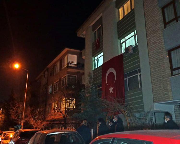 <p>Bingöl'den Tatvan'a giderken kaza kırıma uğrayan Kara Kuvvetleri Komutanlığı'na ait Cougar tipi helikopterde şehit olan 11 askerden Jandarma İstihbarat Kurmay Albay Şentürk Aydınyer'in acı haberi, Ankara'nın Çankaya ilçesindeki evi ile Yenimahalle ilçesindeki baba evine ulaştı. Sağlık ekipleri eşliğinde eve gelen askeri yetkililerden şehadet haberini alan ailesi gözyaşlarına boğuldu. Şehidin evinin bulunduğu bina ile baba evi komşuları tarafından Türk bayraklarıyla donatıldı.</p>
