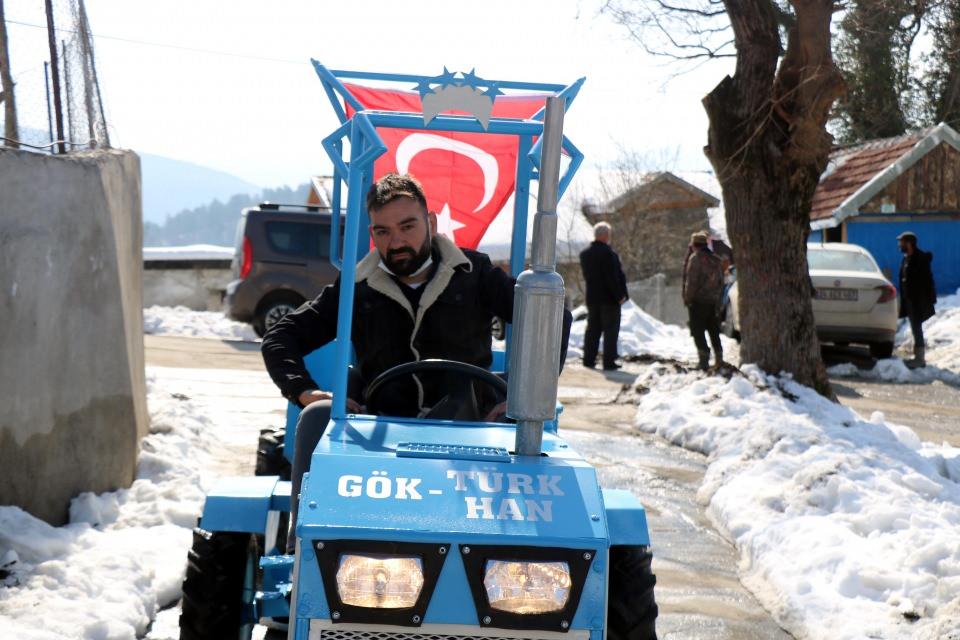 <p>Köylülerin 'Yerli Elon Musk' diye çağırdığı Gökhan Eroğlu, "Ben bu traktörü Sayın Cumhurbaşkanımız Recep Tayyip Erdoğan'a hediye etmek istiyorum. Bu bizim milli malımız" dedi. </p>

<p> </p>
